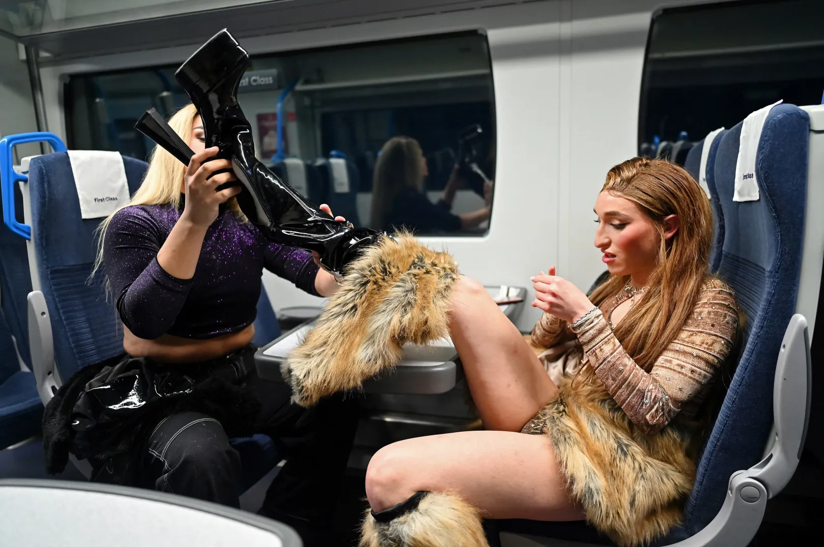 Anna a barátnőjével, Dahliaval a Hertfordshire-ből Londonba tartó vonaton – Fotó: Justin Tallis / AFP 
