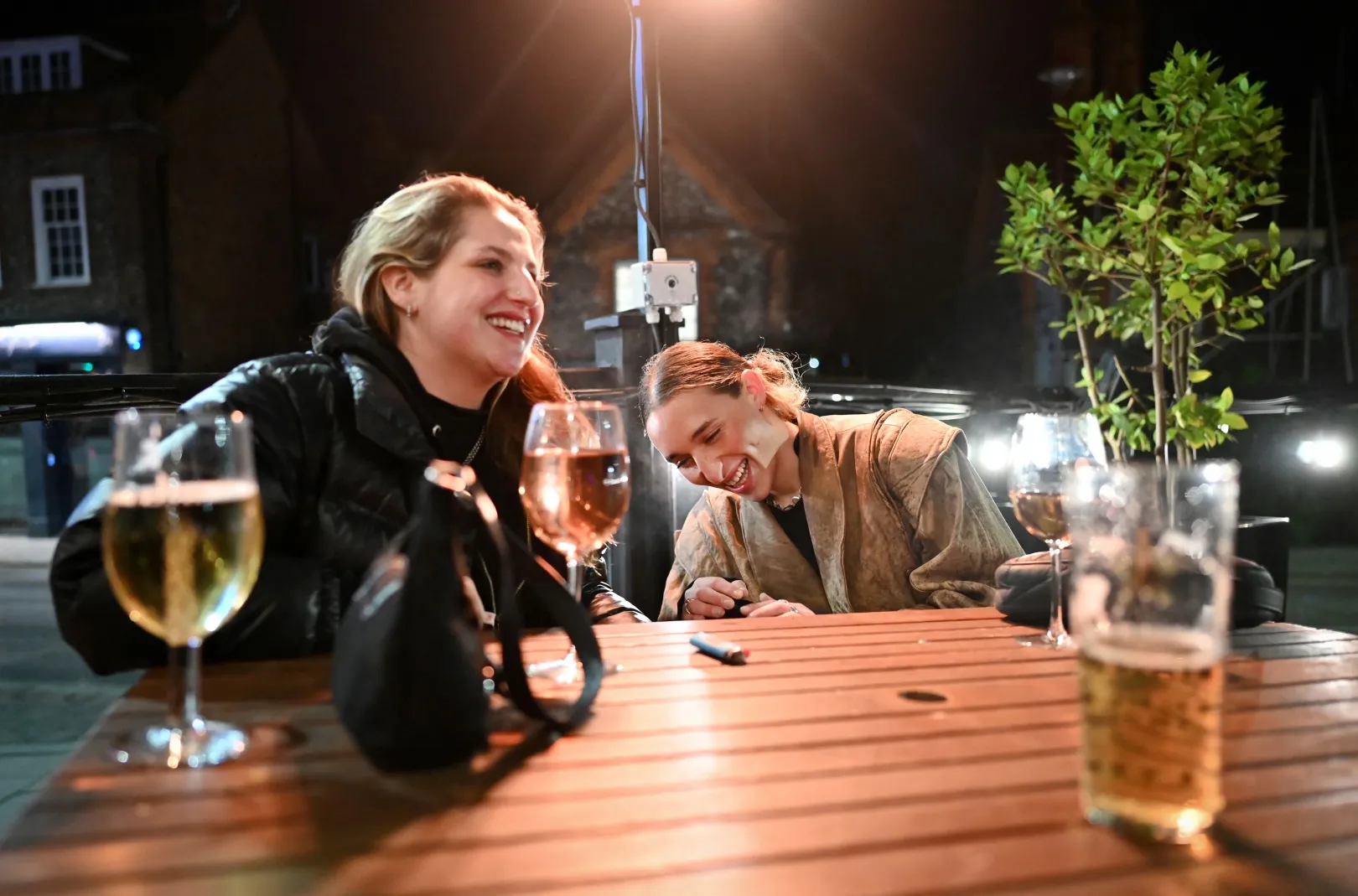 Anna Lilyvel a Hertfordshire-i helyi pubban – Fotó: Justin Tallis / AFP 