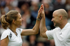 Kolozsváron fog bemutatómeccset játszani Steffi Graf és Andre Agassi