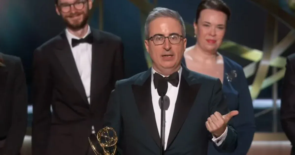 Az Emmy-díj átvételekor John Oliver elkezdte felsorolni a Liverpool játékosait, de még Szoboszlai előtt lekeverték