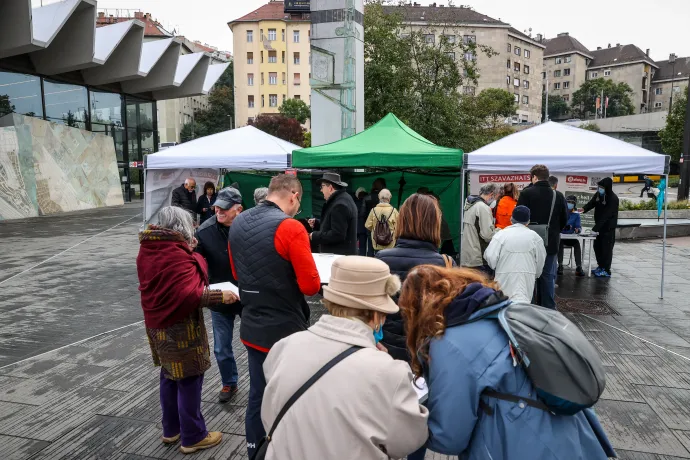 Sorban állnak az emberek 2021. október 10-én, hogy leadhassák szavazatukat az ellenzéki előválasztáson – Fotó: Huszti István / Telex