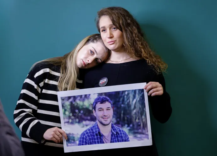 Naama és Ofir Weinberg elrabolt unokatestvérük, a 38 éves Itay Svirsky fotójával az izraeli főkonzulátus által összehívott sajtótájékoztatón 2023. november 13-án Münchenben – Fotó: Michaela Rehle / AFP
