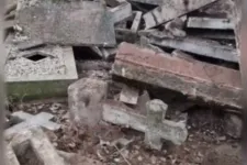 Lerombolták a sírokat a kiskunmajsai temetőben, hogy kivágják az életveszélyessé vált nyárfákat
