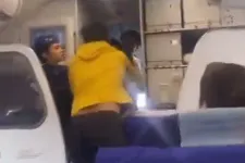 13 órás késést jelentett be a repülőn a pilóta, egy dühös férfi rögtön rátámadt