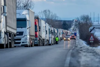 Elzárták a Csanálos-Vállaj határátkelőt a tiltakozó román gazdák, az ukrán határon is korlátozták a forgalmat