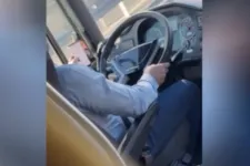 Belső vizsgálat indul a Volánbusz sofőrje ellen, aki a telefonját nyomkodta, miközben közel 100km/h-val ment