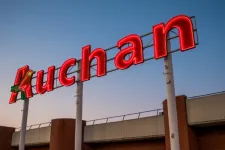 Januártól az Auchan 21,3 százalékkal is megemelheti a fizikai munkakörben dolgozók fizetését