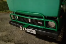 Kézműves rendszámmal furikázott a Balatonnál egy zöld Lada