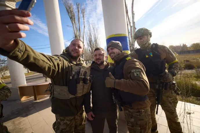 Ukrán katonákkal szelfiző Zelenszkij és az elnök tiszteletére érkező helyiek Herszonban 2022. november 14-én – Fotó: Ukrainian Presidency / Handout / Anadolu Agency
