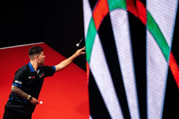 Játékos és kivetített dartstábla a 2022-es European Touron – Fotó: Mónus Márton / MTI