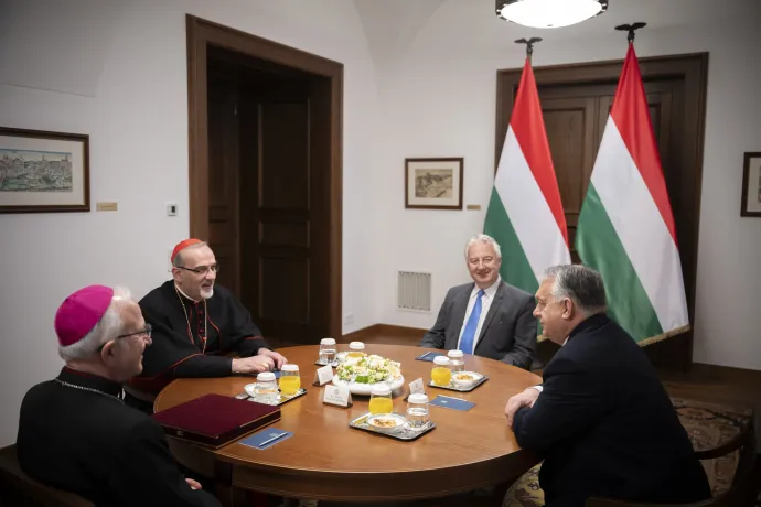 Orbán Viktor miniszterelnök (j) és Pierbattista Pizzaballa bíboros, a jeruzsálemi latin pátriárka (b2) megbeszélést folytat a Karmelita kolostorban 2024. január 18-án. Mellettük Semjén Zsolt miniszterelnök-helyettes (j2) és William Shomali segédpüspök (b) – Fotó: Benko Vivien Cher / Miniszterelnöki Sajtóiroda / MTI