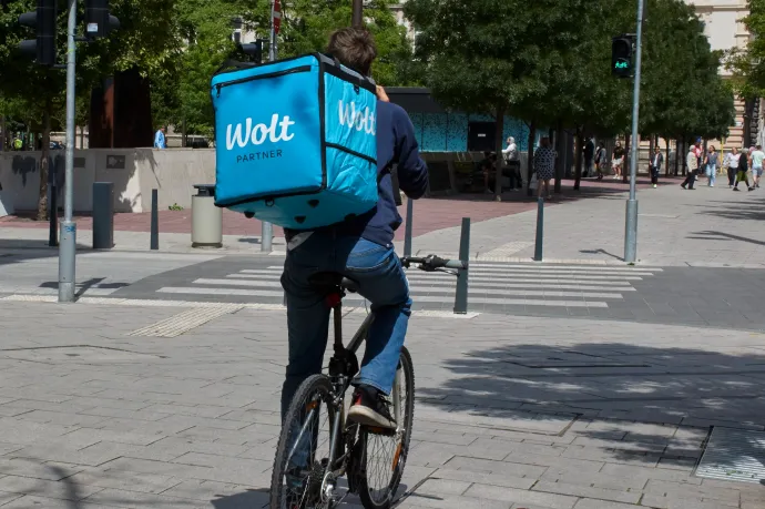 Ebédre a sajtburger a favorit, éjszakára alkoholt és óvszert rendeltek a legtöbben a Woltról