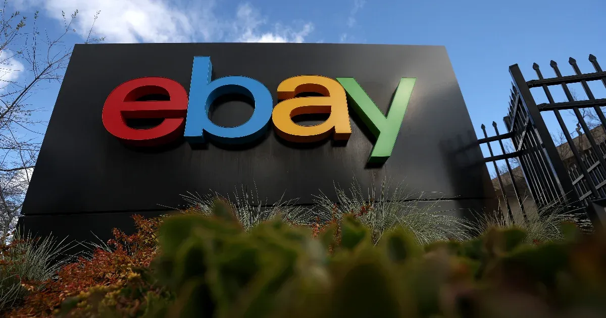 Élő csótányok, véres disznófejmaszk, gyászkoszorú – változatos csomagokkal terrorizáltak az eBay dolgozói egy amerikai házaspárt