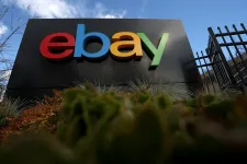 Élő csótányok, véres disznófejmaszk, gyászkoszorú – változatos csomagokkal terrorizáltak az eBay dolgozói egy amerikai házaspárt