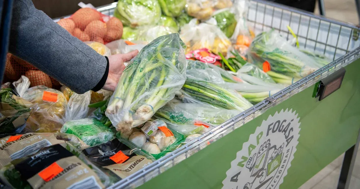 Szikkadt pékárut és rút, de ehető zöldséget akcióz az Aldi
