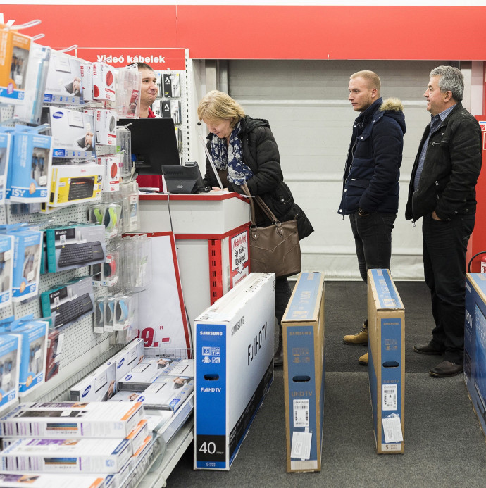 A lakosság a sebeit nyalogatja, miközben a gazdaságpolitika újra arra vár, hogy a hűtő végre elromoljon