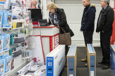 A lakosság a sebeit nyalogatja, miközben a gazdaságpolitika újra arra vár, hogy a hűtő végre elromoljon