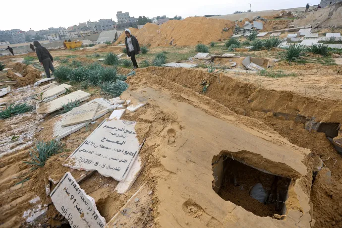 Palesztinok ellenőrzik a megrongált sírokat egy temetőben egy izraeli rajtaütés után Hán Júniszban 2024. január 17-én – Fotó: Ahmed Zakot / Reuters