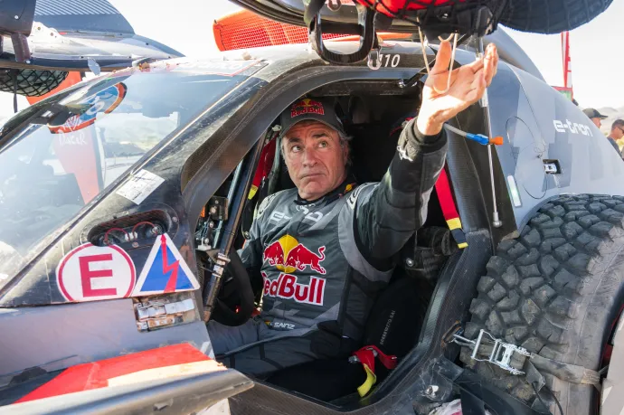 Carlos Sainz negyedszer nyerte meg a Dakar-ralit – Fotó: Patrick Hertzog / AFP 