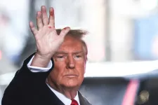 Vörös foltok jelentek meg Trump kezén, egyesek már azt találgatják, hogy szifilisz lehet-e