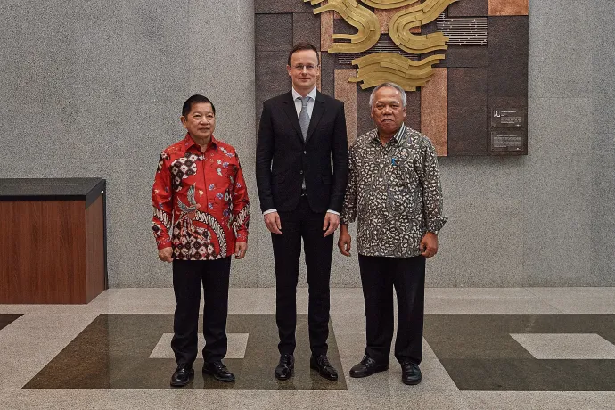 Szijjártó Péter külgazdasági és külügyminiszter, Suharso Monoarfa indonéz nemzeti fejlesztéstervezési miniszter (b) és Basuki Hadimuljono közműügyi és lakásügyi miniszter (j) találkozója Jakartában 2020. január 23-án – Fotó: Kkm / MTI