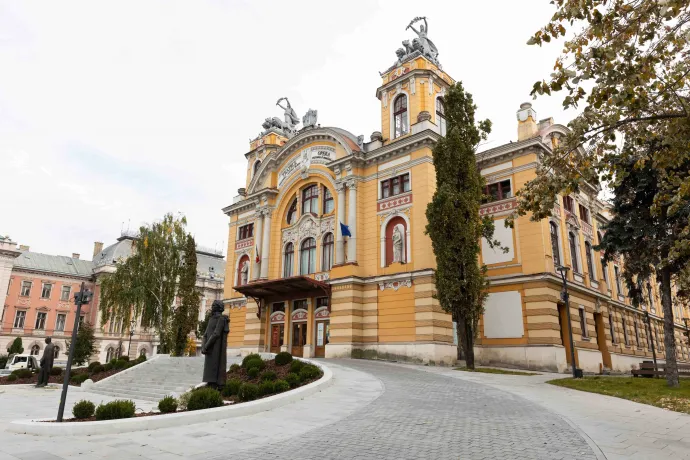 Kolozsváron a román színház előtti tér felújítása is felháborodást váltott ki a lakosokból – Fotó: Tóth Helga / Transtelex