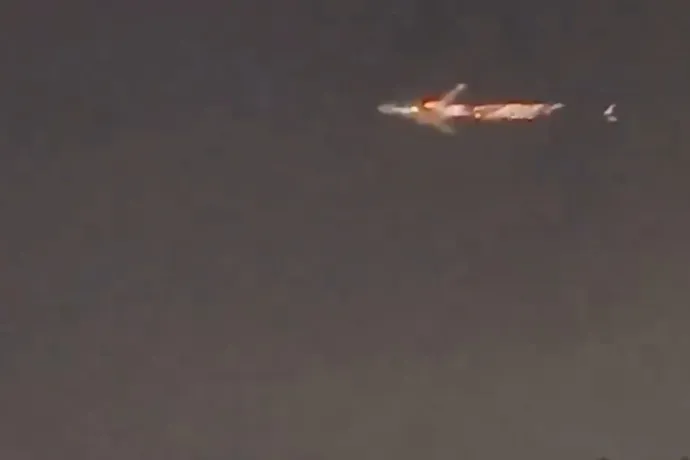 A levegőben gyulladt ki egy Boeing hajtóműve Miami felett, kényszerleszállást hajtott végre a gép