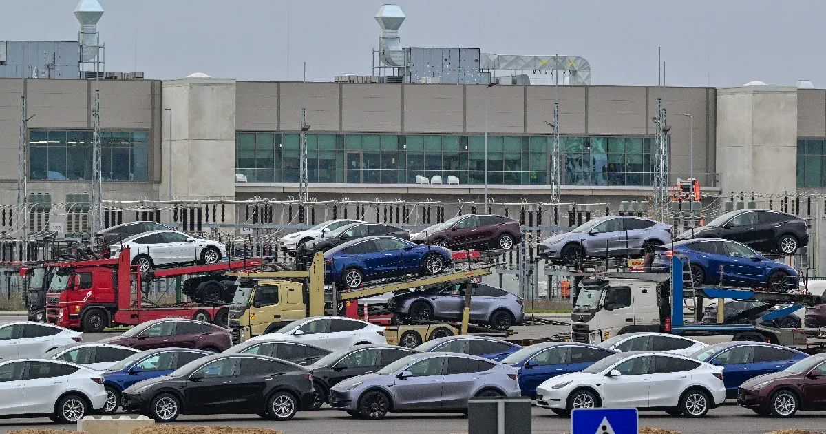 Hogyan lehet egy Tesla Európa legkeresettebb új autója, ha a második Dacia harmadannyiba kerül?