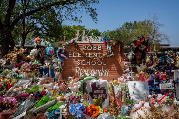 Az iskola táblája megemlékezők által elhelyezett virágokkal 2022. június 17-én – Fotó: Brandon Bell / Getty Images