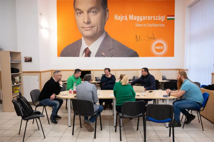 Szilágyi Demeter józsefvárosi fideszesekkel a párt kerületi irodájában – Forrás: Szilágyi Demeter / Facebook