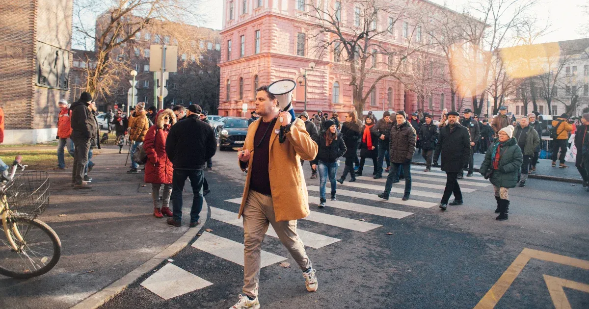 Novák Katalin a Dóm tornyában, tüntetők százai lent az utcán