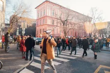 Novák Katalin a Dóm tornyában, tüntetők százai lent az utcán