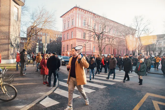 Vonulás az Aradi vértanúk teréről a szomszédos Dóm térre – Fotó: Rostova Anna / Szegeder / Telex