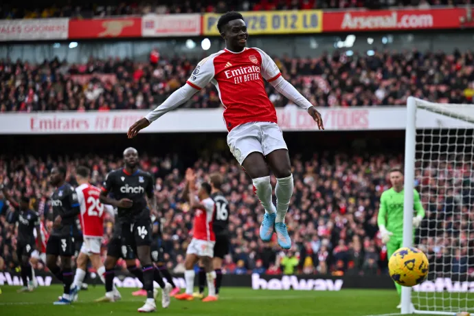 Az Arsenal-játékos Bukayo Saka ugrott fel a labdáért – Fotó: Ben Stansall / AFP