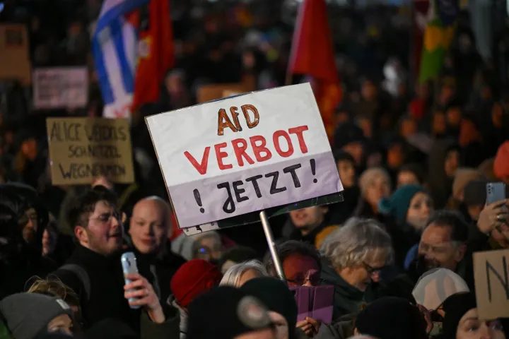 Az AfD ellen tüntetők január 15-én Essenben. A feliraton: Tiltsátok be az AfD-t most! – Fotó: Ina Fassbender / AFP