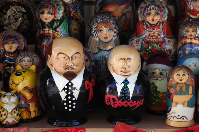 Lenint és Putyint mintázó matrjoskák egy szentpétervári ajándékboltban – Fotó: NurPhoto / Sergey Nikolaev via Getty Images