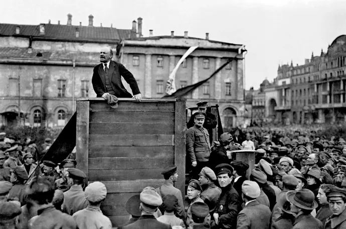 Lenin beszédet mond Moszkvában 1920-ban, az emelvény mellett Trockij – Fotó: Wikipedia