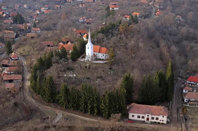 Az énlaki unitárius templom és a körülötte elterülő falu – Fotó: Timár Dávid / Énlaki Unitárius Egyházközség