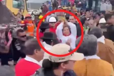 „Megölték a férjemet, maradjak nyugodt?” – két nő támadt rá a perui elnökre