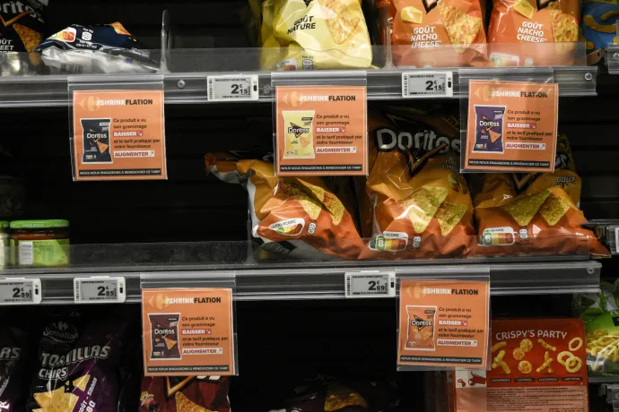 Egy új szabály szerint a zsugorinflációra hívják fel a figyelmet a termék fotójával ellátott táblákon egy párizsi szupermarketben, 2024. január 9-én – Fotó: Magali Cohen / Hans Lucas / AFP