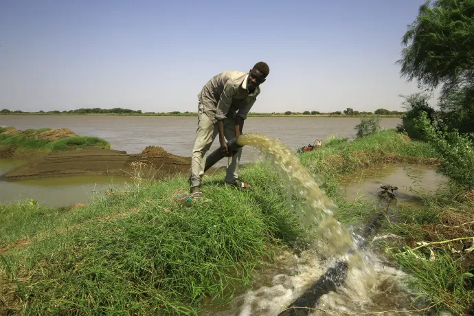 Egy helyi földműves nyit meg a Nílus folyóból egy öntözőcsatornába vezető csövet Szudán déli részén, 2022. szeptember 26-án – Fotó: Ashraf Shazly / AFP