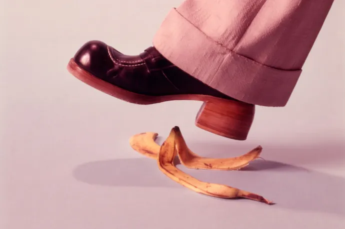 Miért olyan vicces oltári nagyot zakózni egy banánhéjon, és kinek áll ez érdekében?