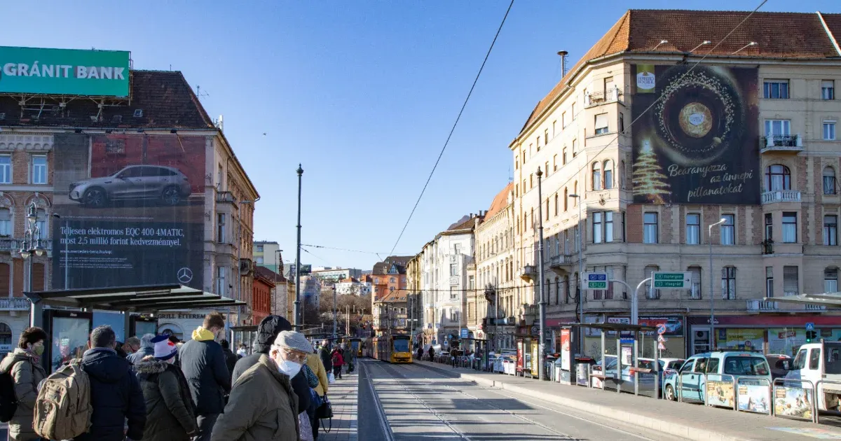 Éves díjat kell fizetni minden jóváhagyott reklámfelület után
