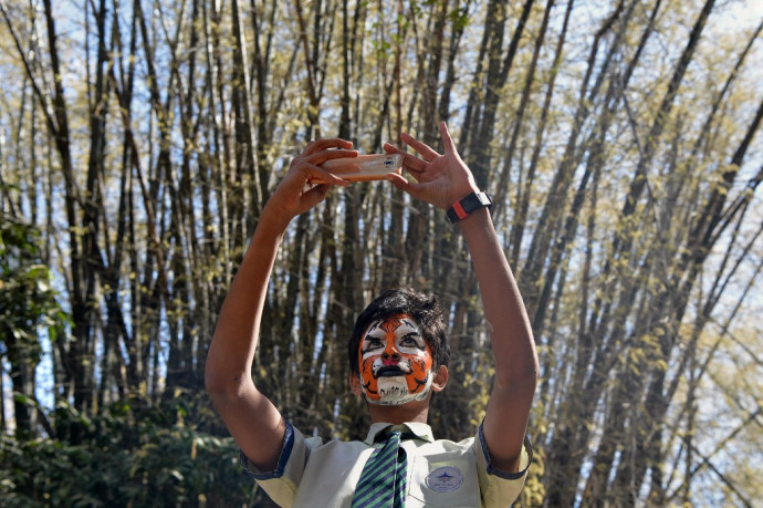 Elviselhetetlenül sokat nyomkodja a gyereke a telefonját? Nem, ettől még nem lesz függő!