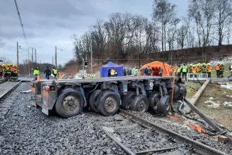 Kamionnal ütközött egy vonat Csehországban, a mozdonyvezető meghalt