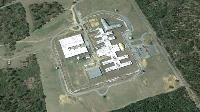 A William C. Holman büntetés-végrehajtási intézet az alabamai Atmore-ban. Az intézmény repülőgépszerű épületrésze a halálsor – Fotó: Google Earth