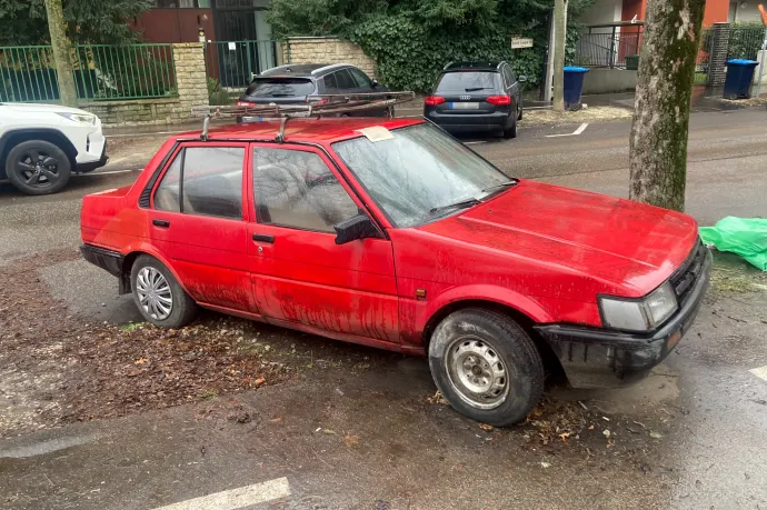 Megjavították a 80 éves újbudai férfi Toyotájának kitört kerekét