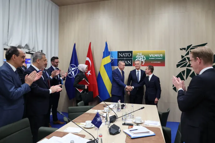 Erdogan elnök találkozója a NATO főtitkárával, Jens Stoltenberggel és Ulf Kristersson svéd miniszterelnökkel a NATO vilniusi csúcstalálkozóján 2023. július 10-én – TUR Presidency / Murat Cetinmuhur / Anadolu / AFP