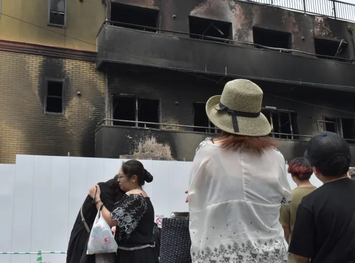 Gyászolók gyülekeznek a kiotói animestúdió kiégett épülete előtt 2019. július 28-án, 10 nappal az eset után – Fotó: Isao Tsuchiya / Yomiuri / AFP