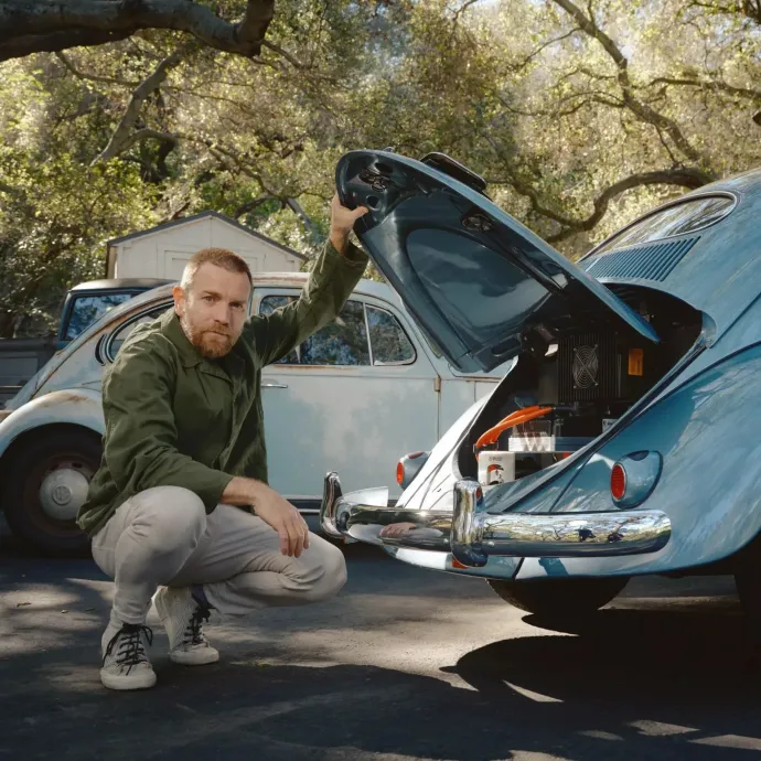 Ewan McGregor egy elektromos hajtású Bogarával – Fotó: Volkswagen